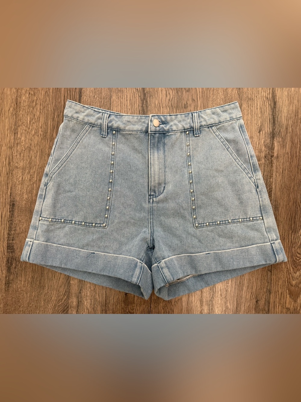 Cider Women’s Light Wash Stud Accent High Waisted Denim Jean Shorts Size XL